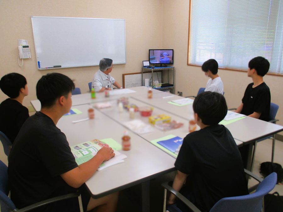 会長の会社説明を受け、案内動画を視聴してから工場内の見学をしました!